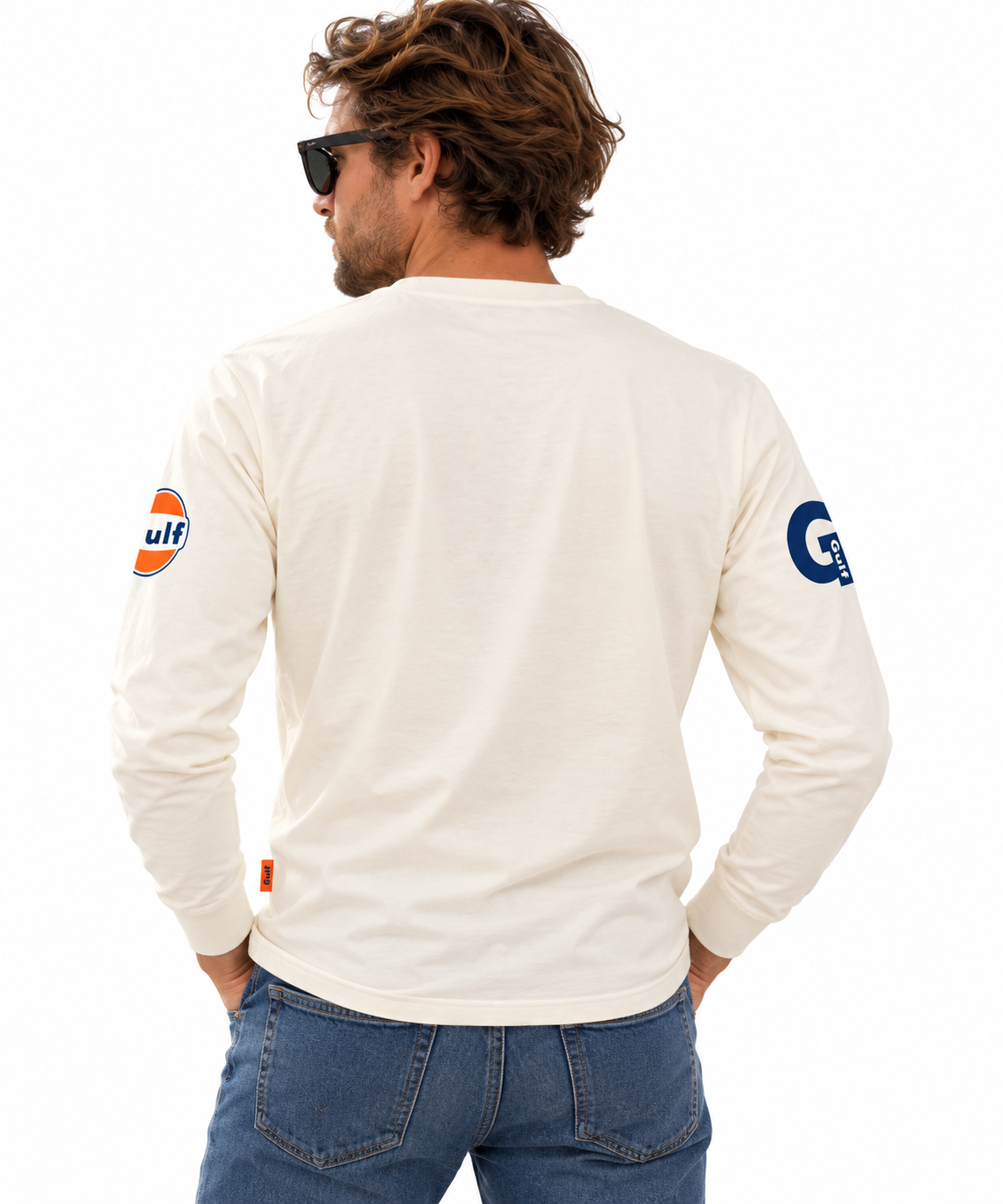 Homme de dos portant le tee-shirt manches longues Gulf Bold 1901 écru, coupe et finitions visibles sur fond blanc.