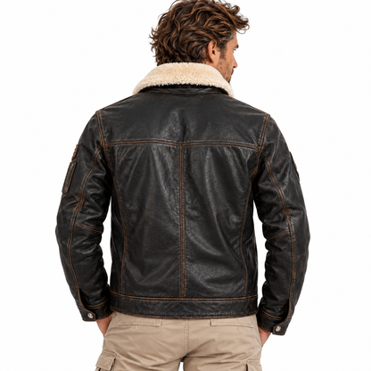Blouson CHATOM Daytona 73 en cuir noir vieilli porté par un homme, vue arrière